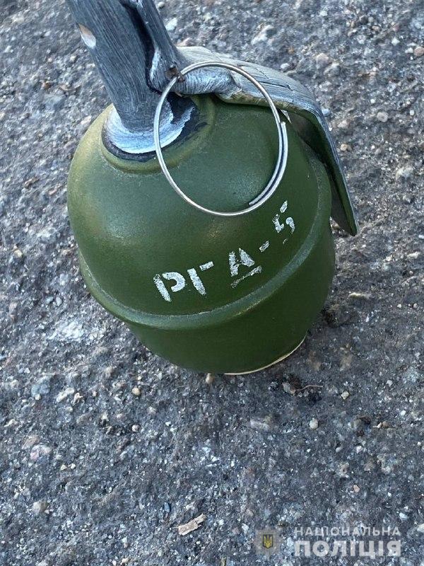 Под Киевом неадекват угрожал взорвать гранаты на детской площадке (фото)