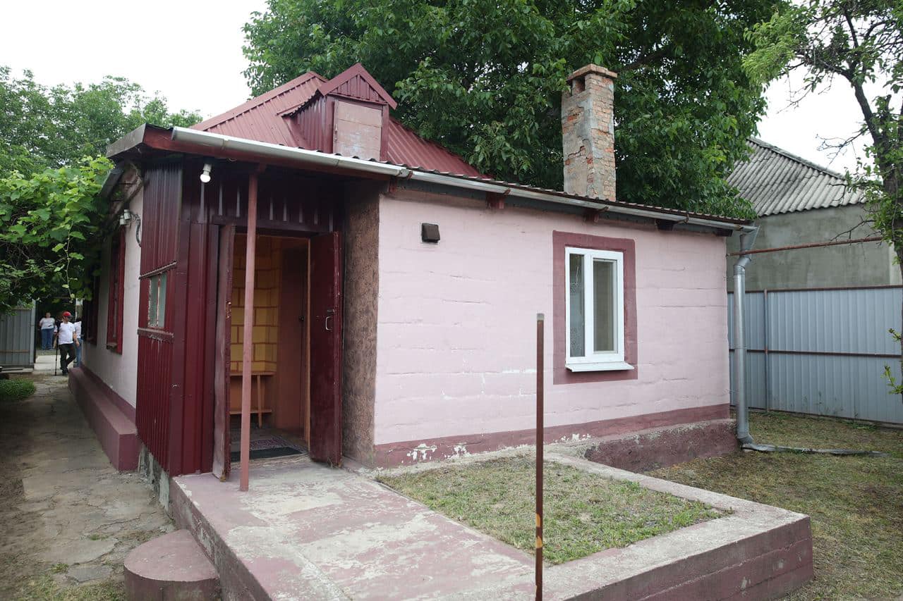 98-летней бабушке, которая пешком вышла из оккупации, подарили дом: эмоциональные фото