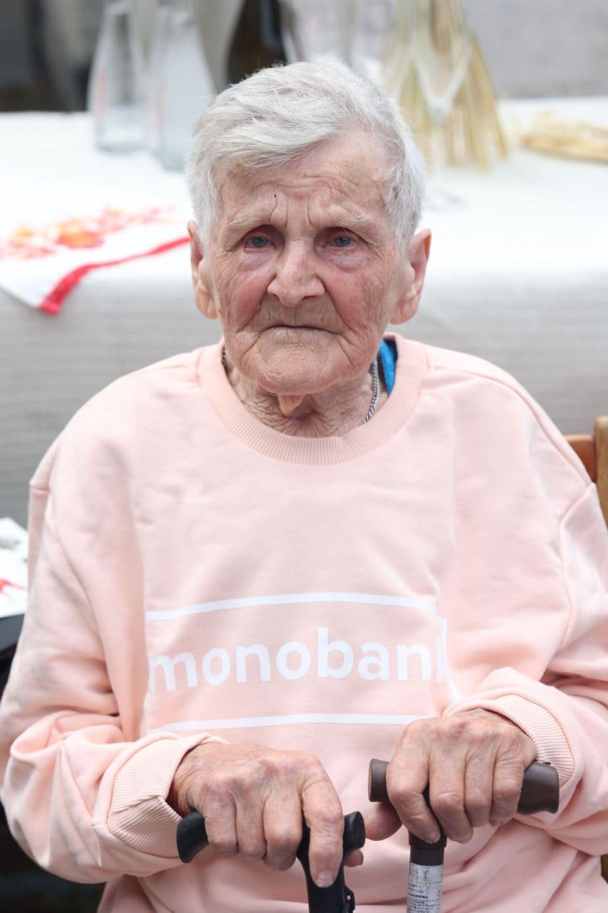 98-летней бабушке, которая пешком вышла из оккупации, подарили дом: эмоциональные фото