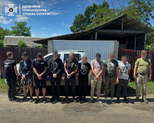 Намагалися втекти до Румунії. На Буковині прикордонники затримали дві автівки з ухилянтами