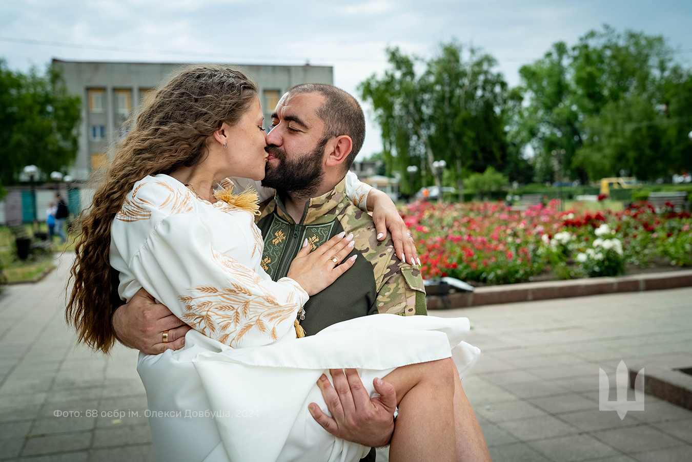 Воїн побрався з коханою поблизу лінії фронту: ефектні фото і відео молодят