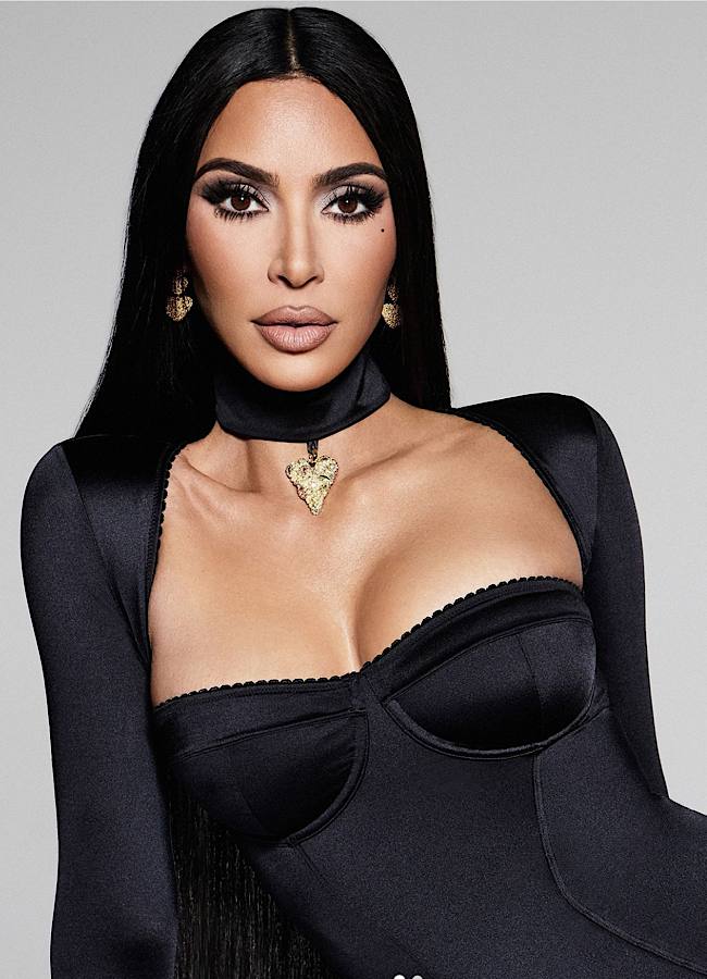 Ким Кардашьян в атласном черном боди показала крошечную талию
