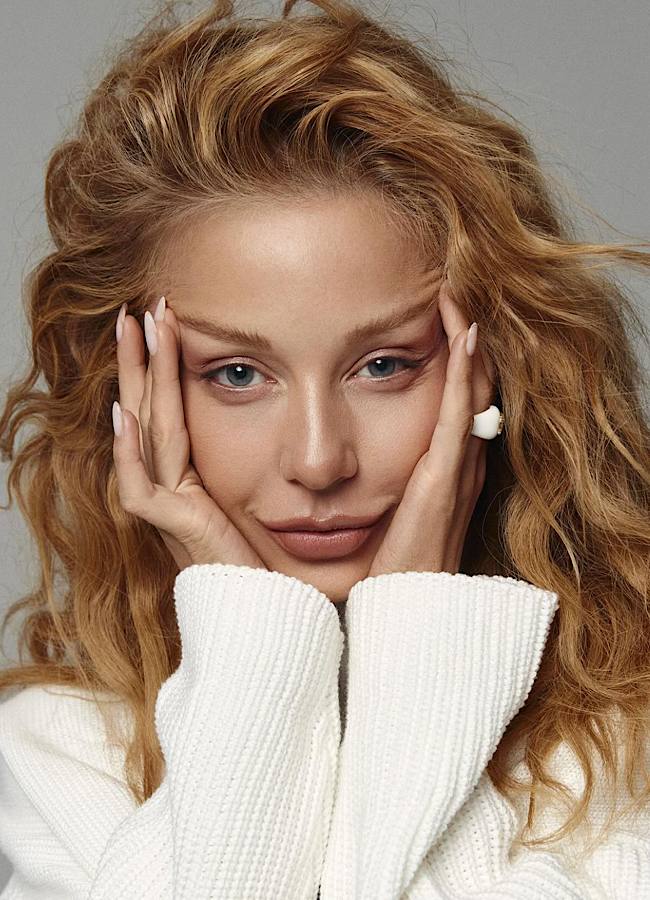 Тіна Кароль у новій фотосесії засвітила стрункі ніжки (фото)