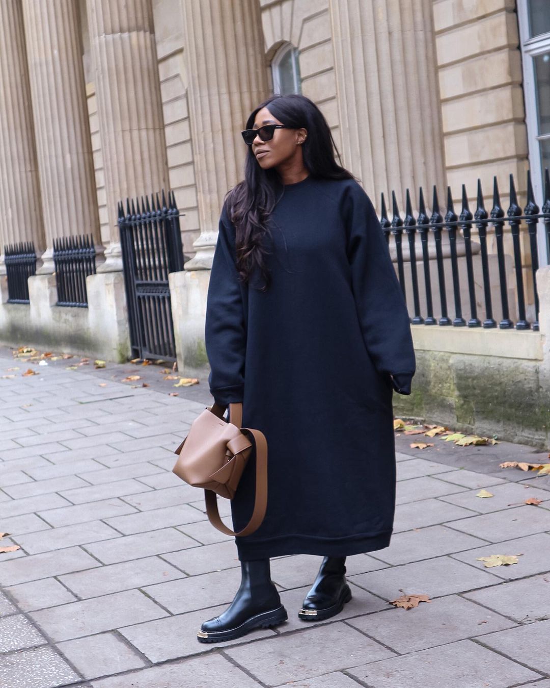 С чем носить черное платье осенью: 5 стильных образов, которые никогда не выйдут из моды