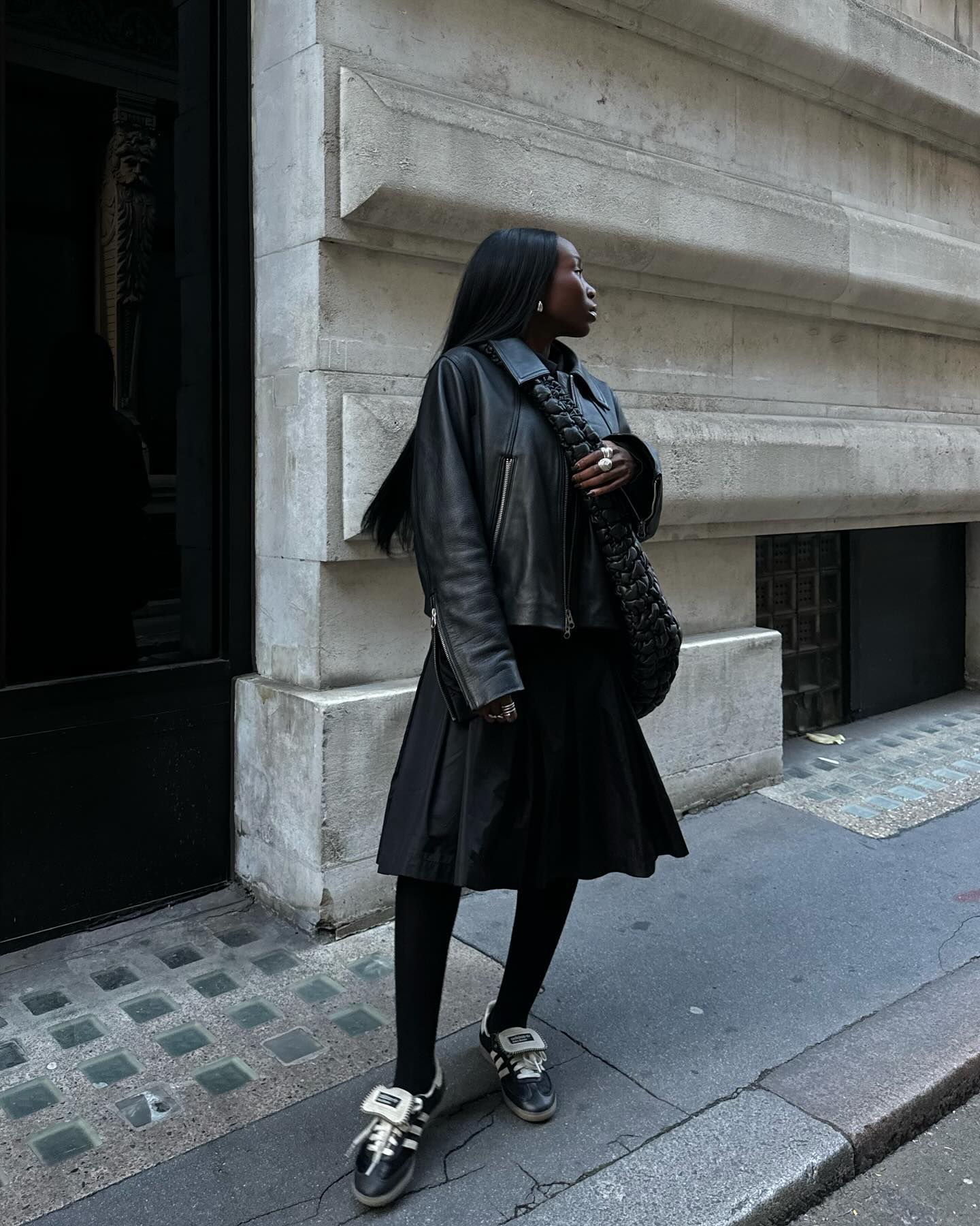 Трикотажный костюм и пальто с шарфом: модные блогеры показали главные тренды на зиму 2025