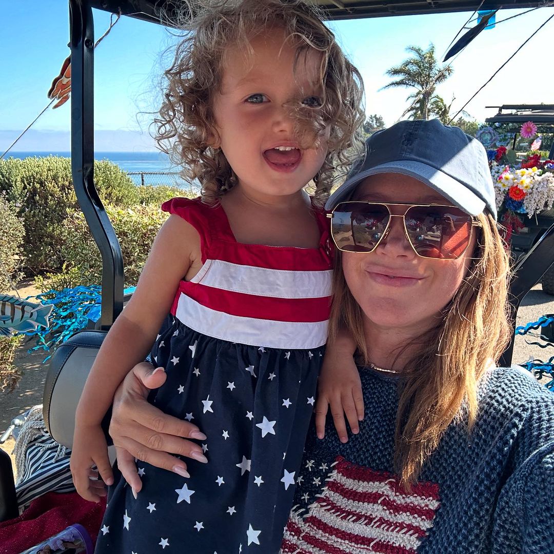 Звезда фильмов "Школьный мюзикл" показалась с новорожденной дочкой: трогательные фото