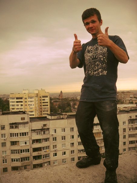 Встиг винести тільки нагороди сина: у Харкові російська ракета знищила будинок батька героя Небесної Сотні