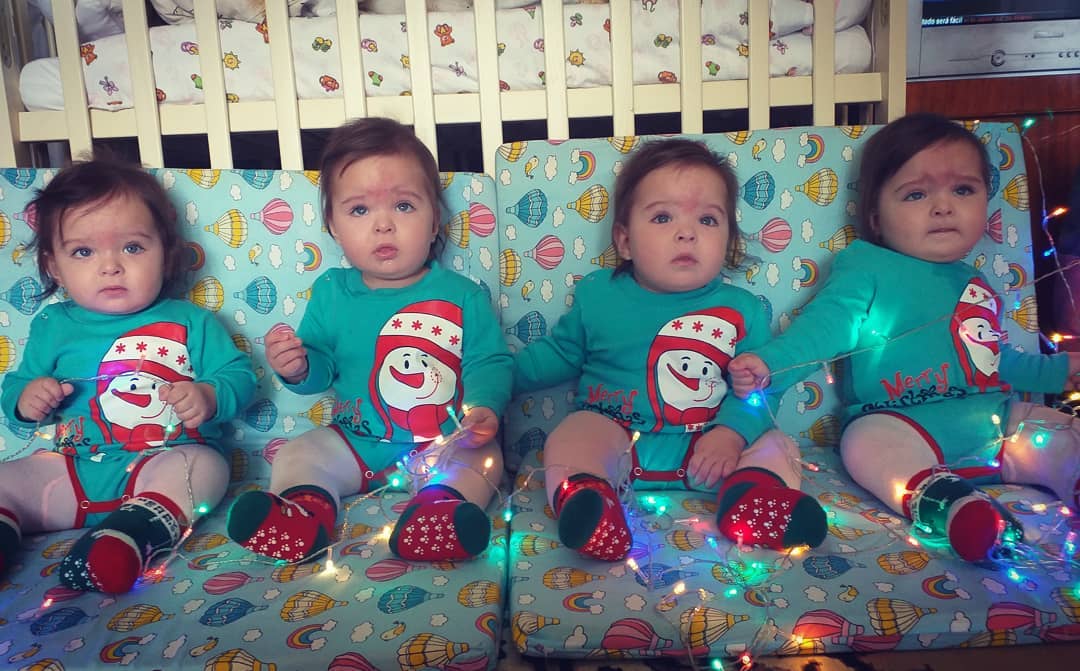 &quot;Діти в руках, речі в зубах&quot;: історія багатодітної сім'ї з чотирма близнятами