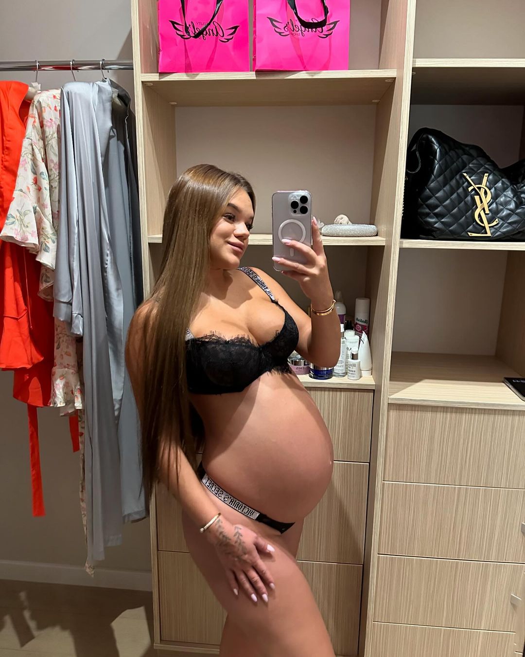 Блогерша Верба показалась в белье на последних сроках беременности: &quot;Хочу быть красивой до конца&quot;