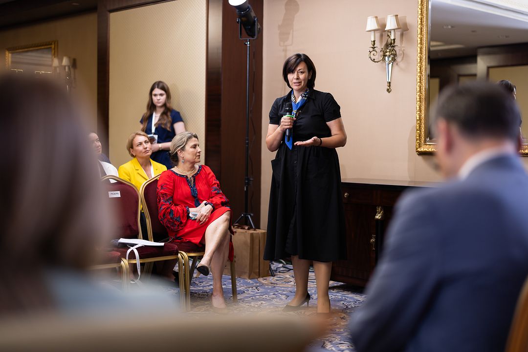 Зеленська на офіційному заході вразила стильним костюмом, який доповнила ефектними сережками (фото)