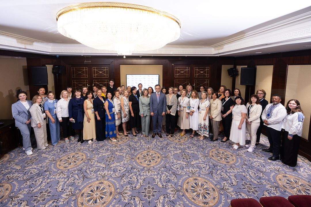 Зеленська на офіційному заході вразила стильним костюмом, який доповнила ефектними сережками (фото)