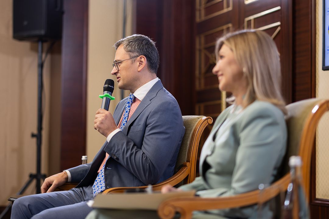 Зеленська на офіційному заході вразила стильним костюмом, який доповнила ефектними сережками (фото)