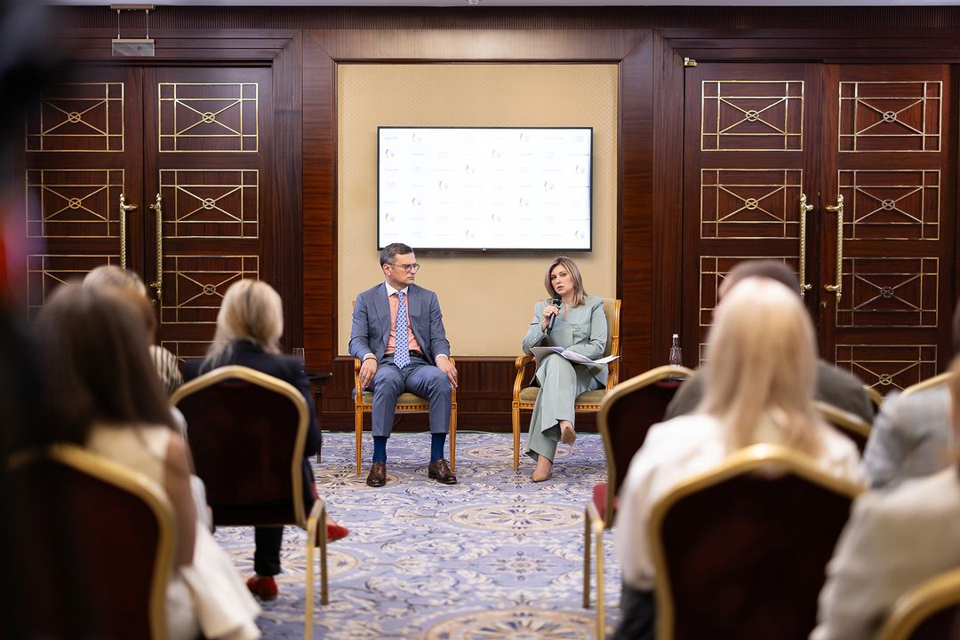 Зеленська на офіційному заході вразила стильним костюмом, який доповнила ефектними сережками (фото)