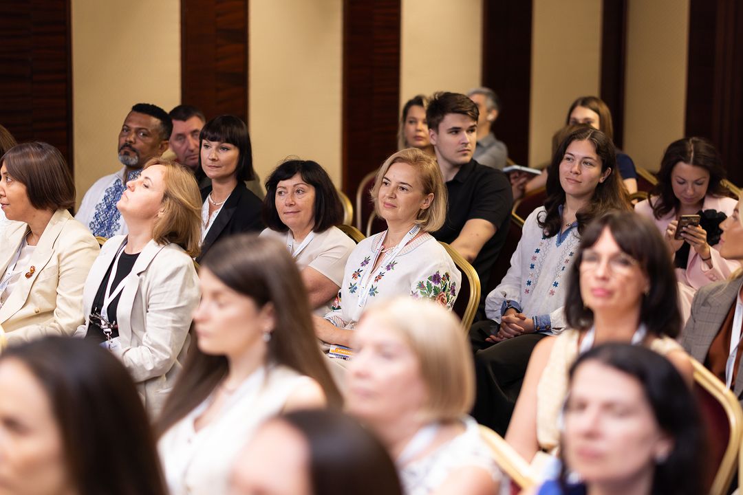 Зеленська на офіційному заході вразила стильним костюмом, який доповнила ефектними сережками (фото)