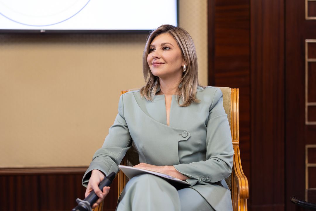 Зеленська на офіційному заході вразила стильним костюмом, який доповнила ефектними сережками (фото)