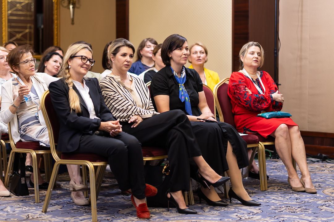 Зеленська на офіційному заході вразила стильним костюмом, який доповнила ефектними сережками (фото)