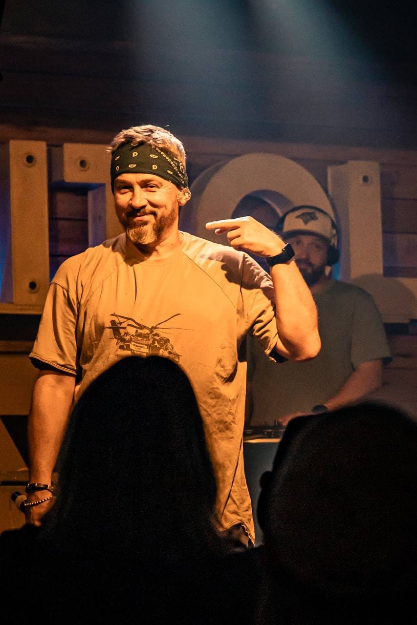 &quot;Мне поставили импланты в шею&quot;: Фоззи из ТНМК поделился подробностями о своих операциях