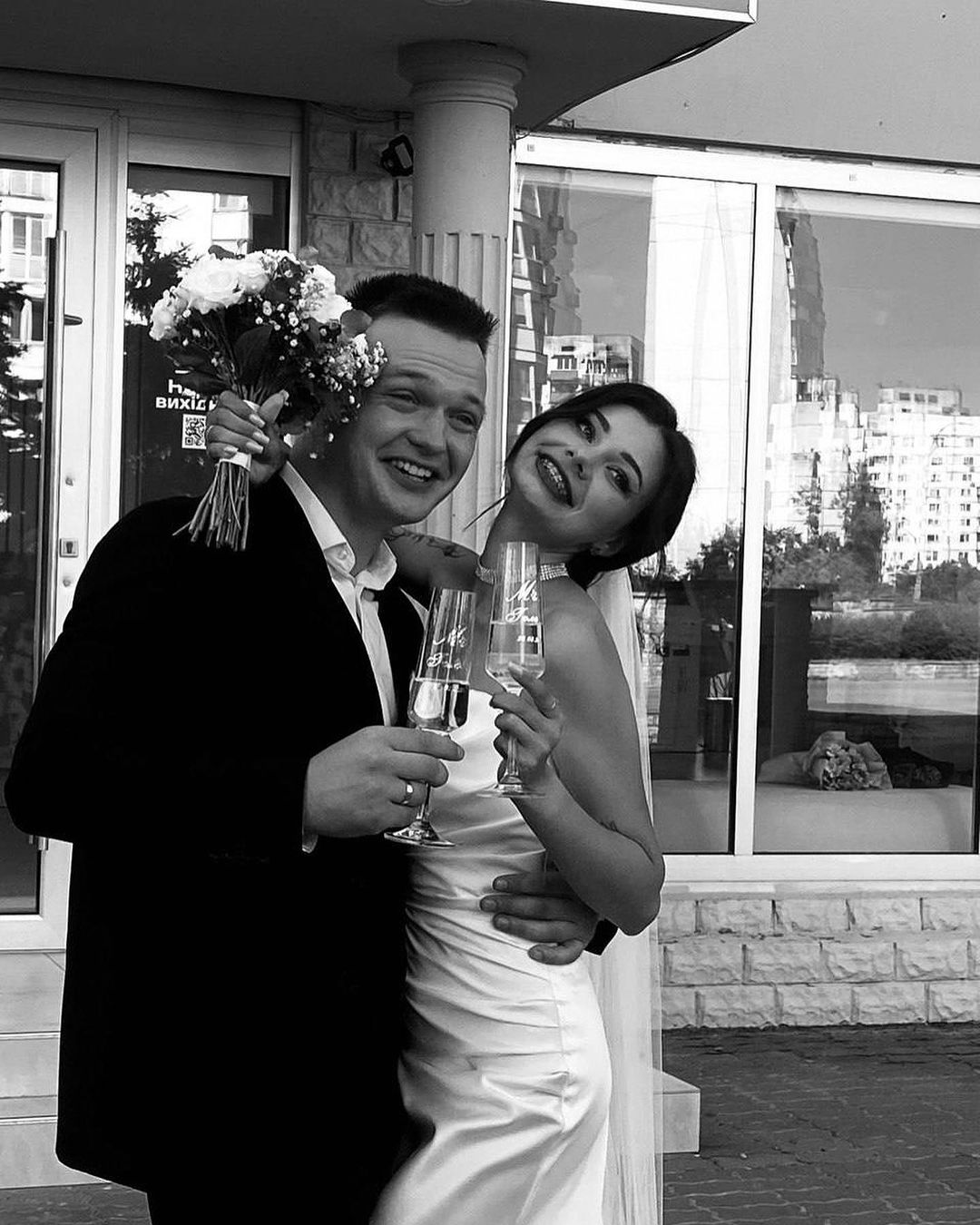 Популярний український актор одружився зі своєю обраницею: романтичні фото пари