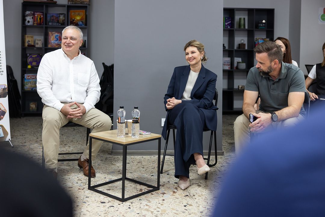 Зеленская в стильном темно-синем костюме и модной обуви посетила официальную встречу (фото)