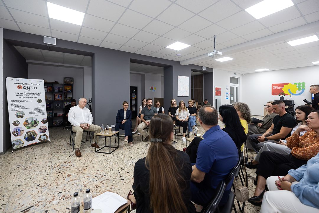 Зеленская в стильном темно-синем костюме и модной обуви посетила официальную встречу (фото)