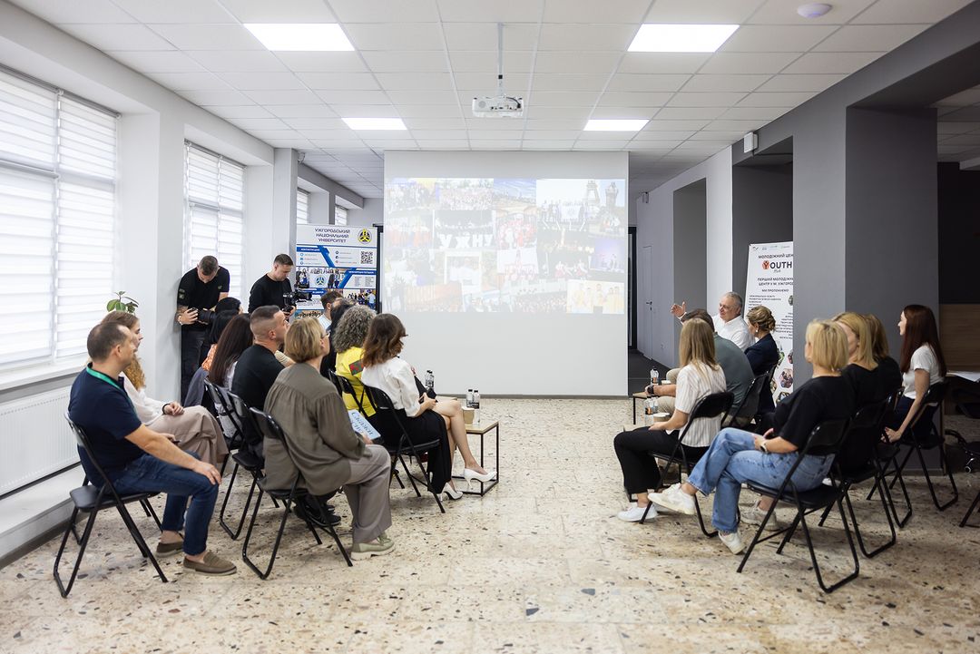 Зеленская в стильном темно-синем костюме и модной обуви посетила официальную встречу (фото)