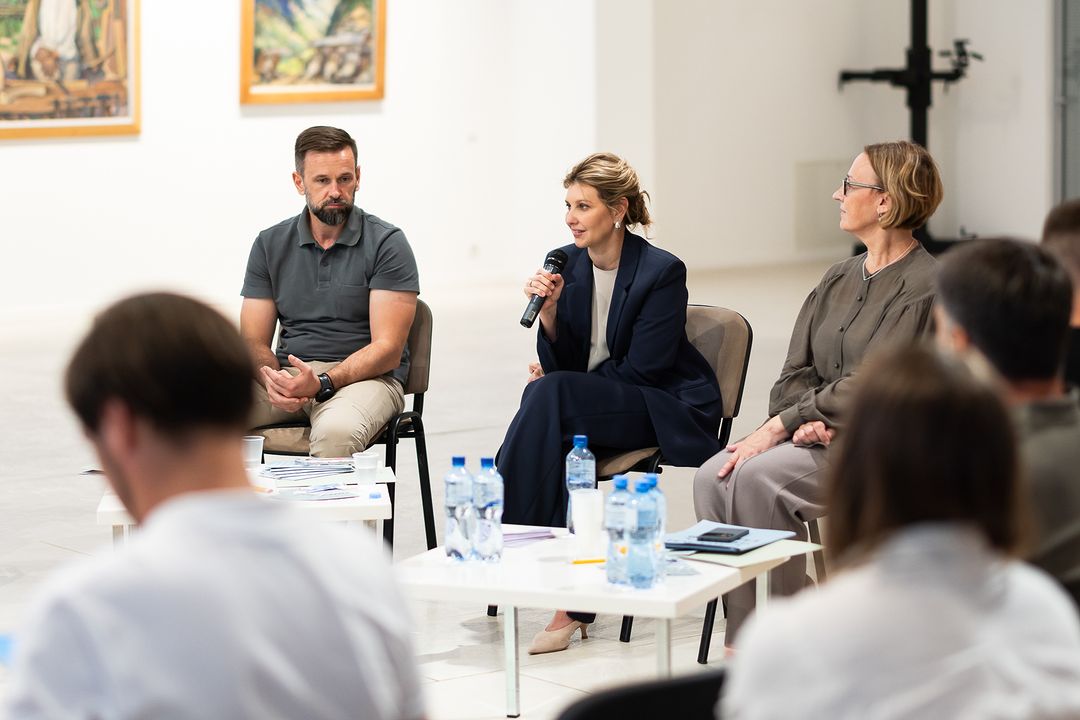 Зеленская в стильном темно-синем костюме и модной обуви посетила официальную встречу (фото)