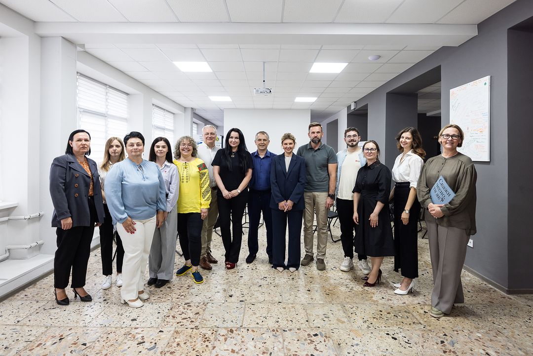 Зеленская в стильном темно-синем костюме и модной обуви посетила официальную встречу (фото)