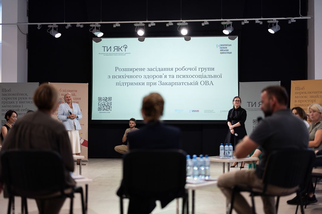 Зеленская в стильном темно-синем костюме и модной обуви посетила официальную встречу (фото)