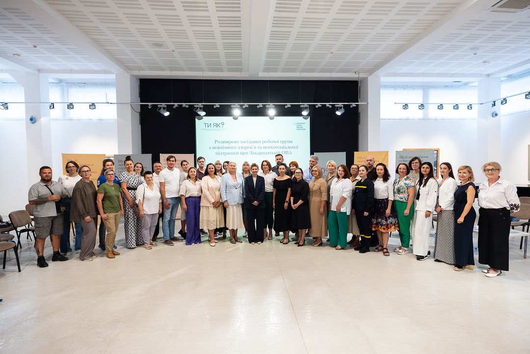 Зеленская в стильном темно-синем костюме и модной обуви посетила официальную встречу (фото)