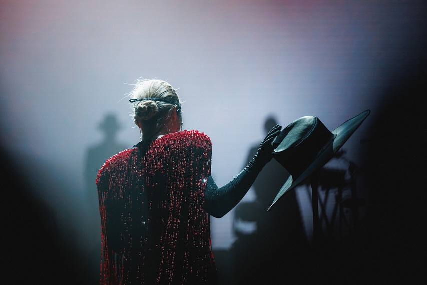 Без очков и маски. На втором сольном концерте Klavdia Petrivna полностью показала лицо