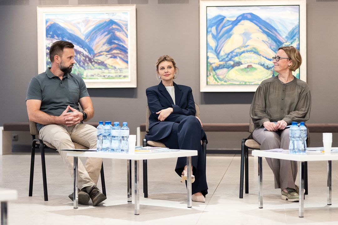 Зеленская в стильном темно-синем костюме и модной обуви посетила официальную встречу (фото)