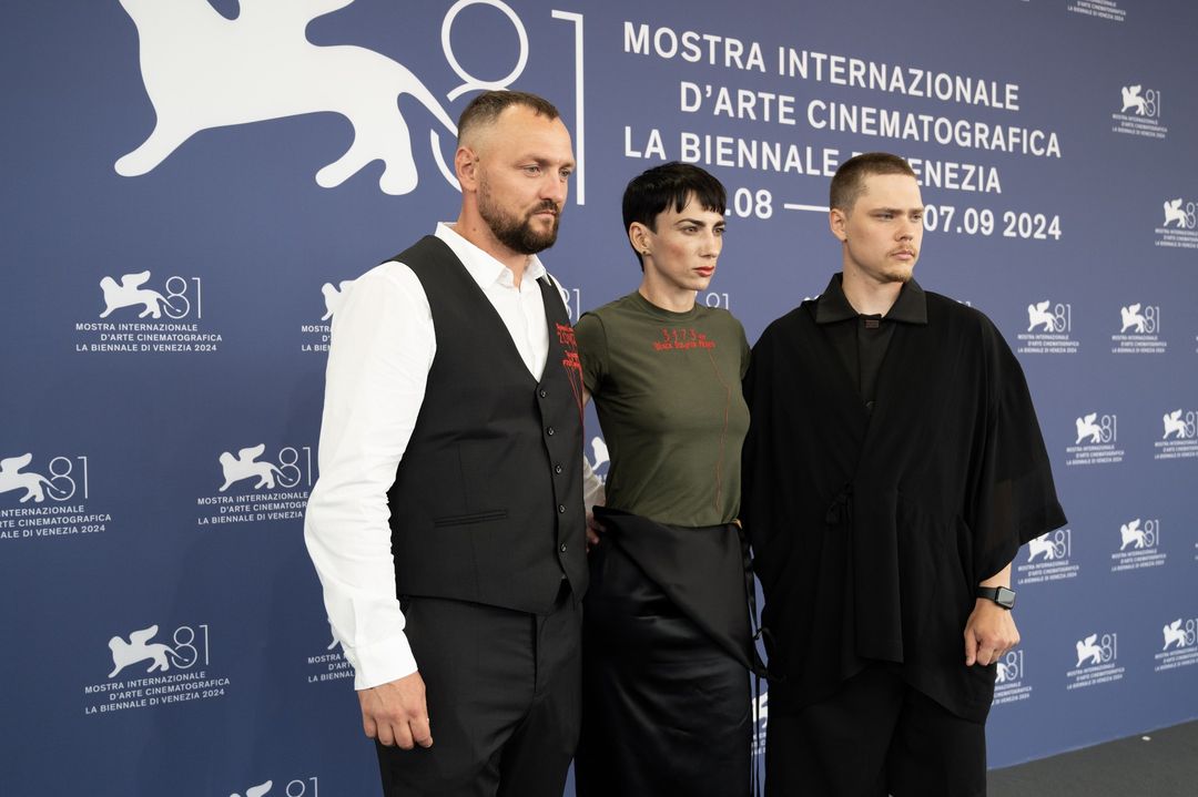 Потужно нагадали про війну. Українці на Венеційському кінофестивалі влаштували мистецьку акцію (фото)