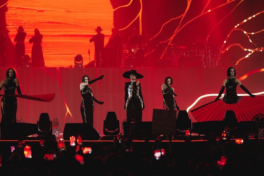 Без очков и маски. На втором сольном концерте Klavdia Petrivna полностью показала лицо