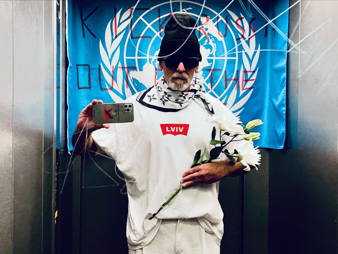 В футболке с названием города. Знаменитый дизайнер поддержал украинцев после очередной атаки РФ