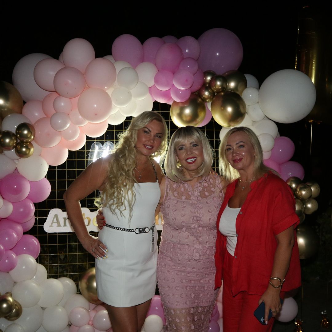 Після розлучення показалися разом. Камалія і Захур влаштували для доньок яскравий день народження (фото)