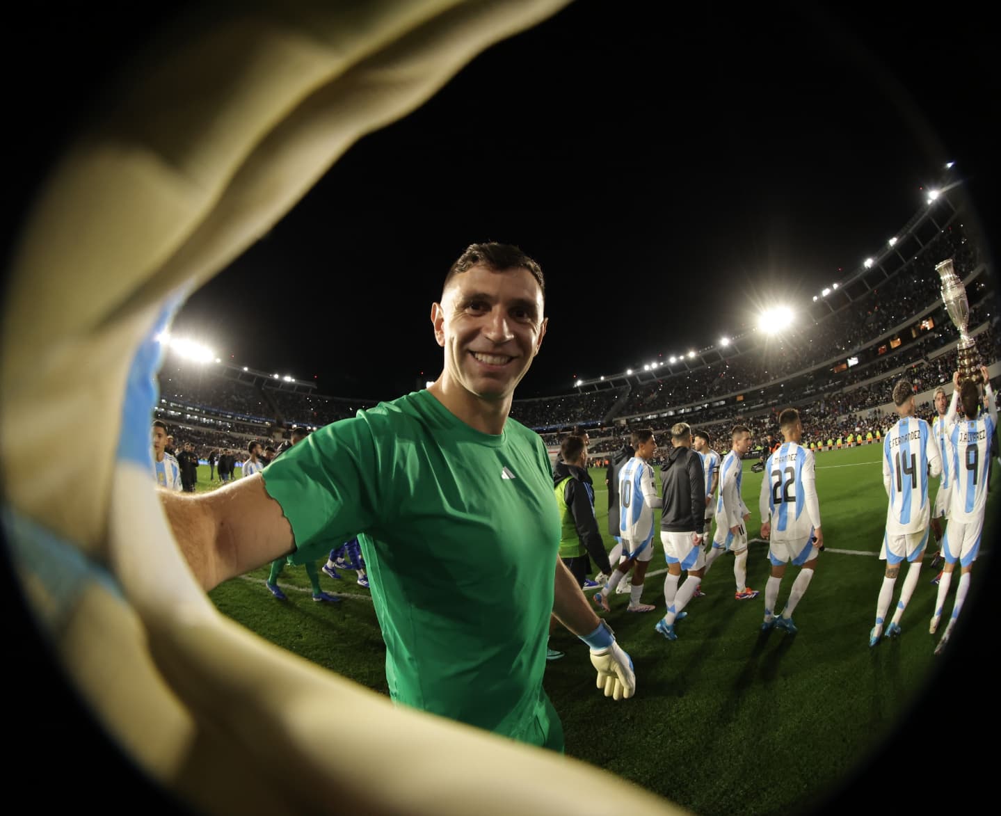 Чемпион мира попал в очередной скандал: после поражения "отыгрался" на операторе