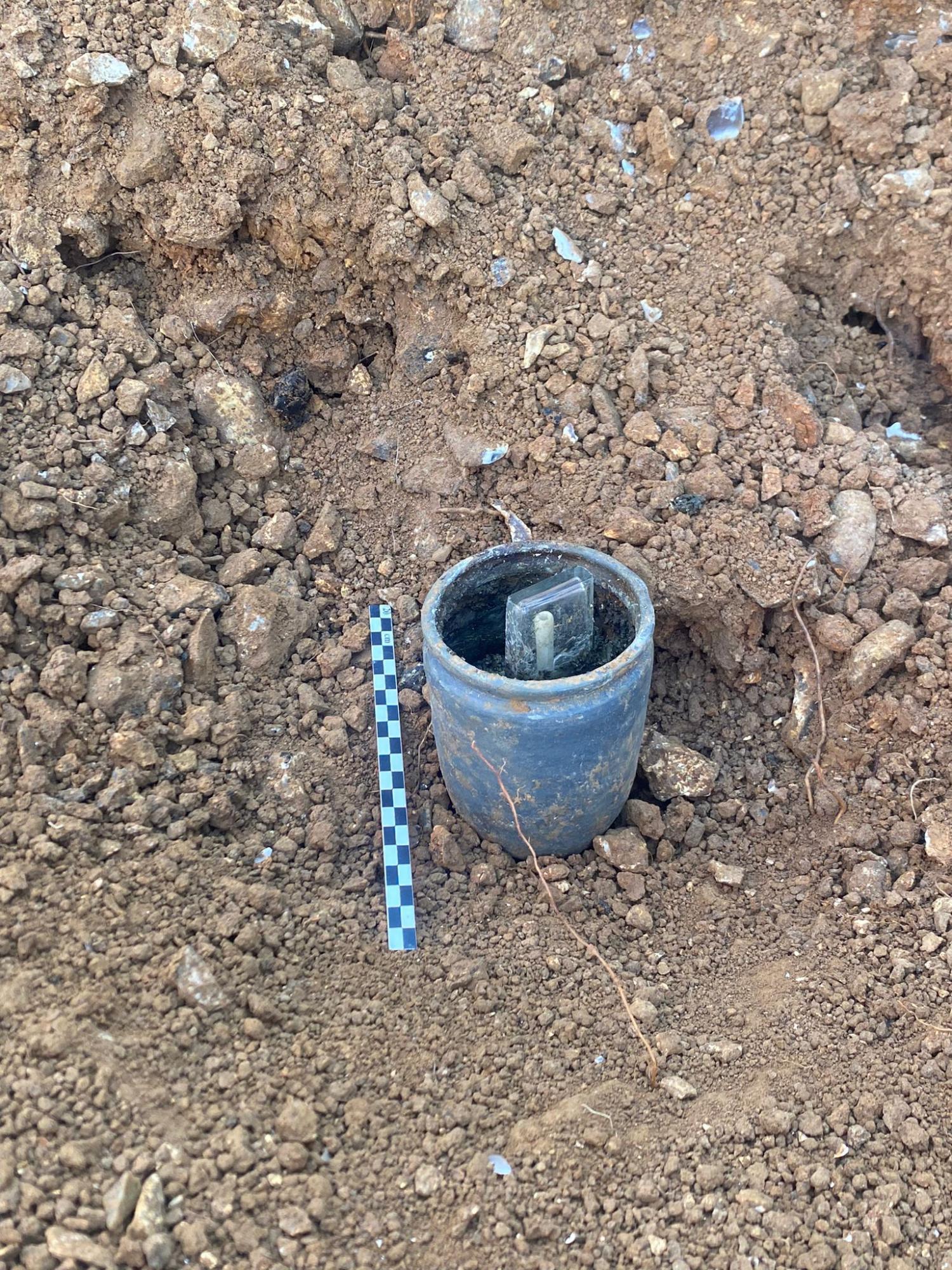 Волонтери знайшли 200-річне послання в пляшці. Слова у записці їх невимовно вразили (фото)