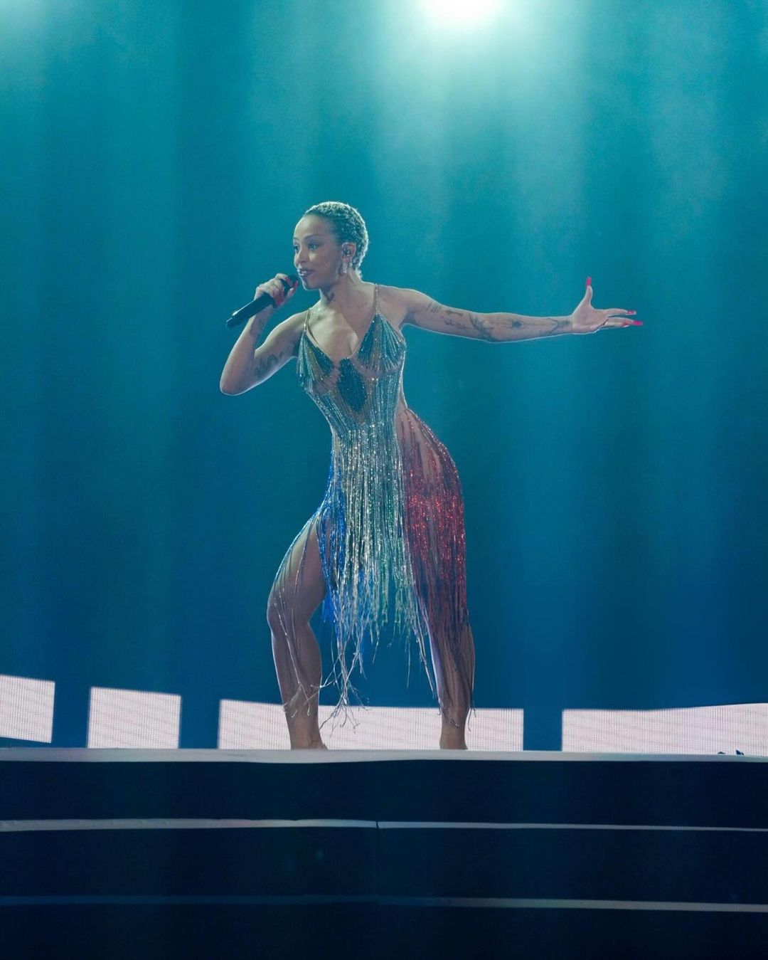 Американская рэперша вышла на сцену в платье украинского бренда и вспомнила о войне (видео)