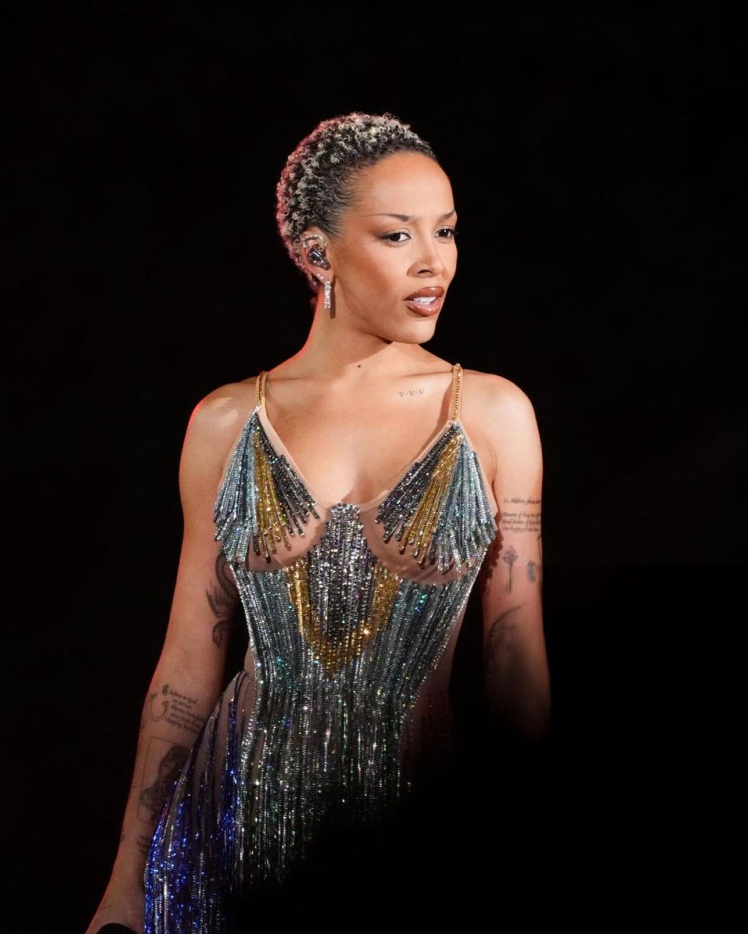 Американская рэперша вышла на сцену в платье украинского бренда и вспомнила о войне (видео)