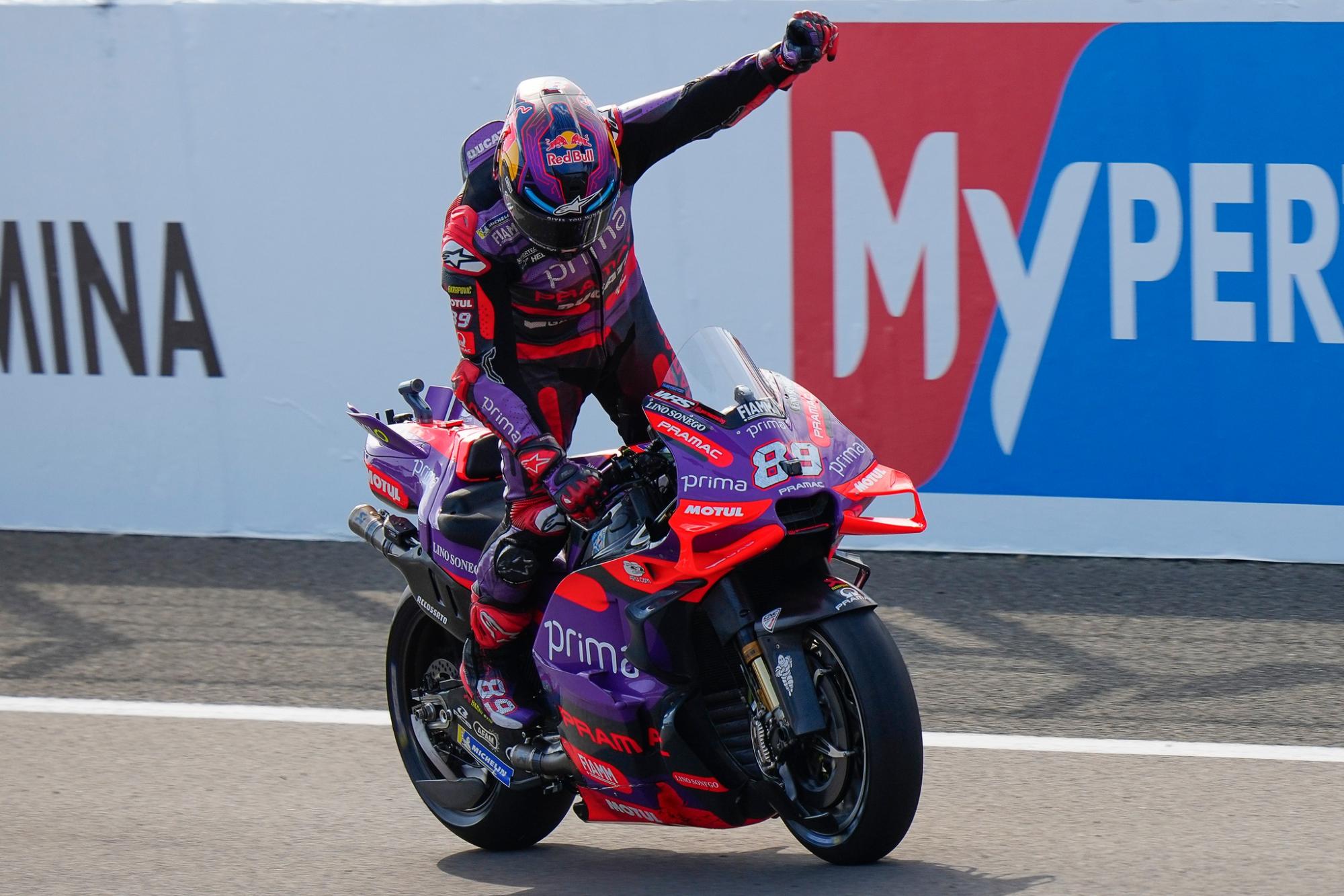 Старт НХЛ, чемпионский бой UFC и финал футзального Мундиаля: анонс выходных в спорте