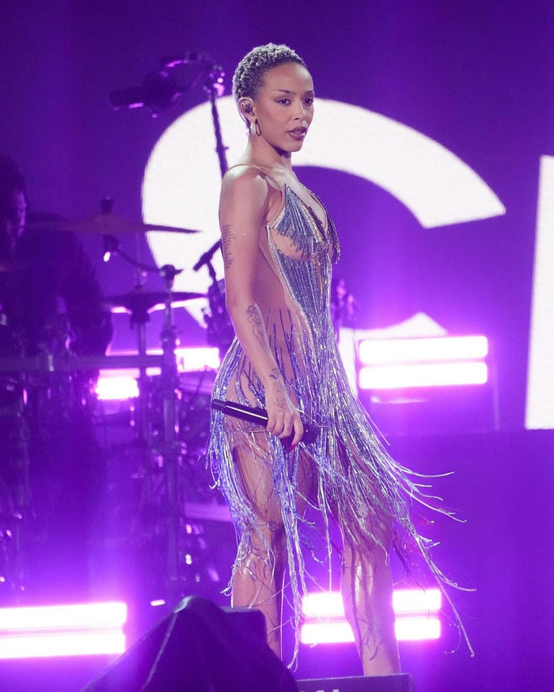 Американская рэперша вышла на сцену в платье украинского бренда и вспомнила о войне (видео)