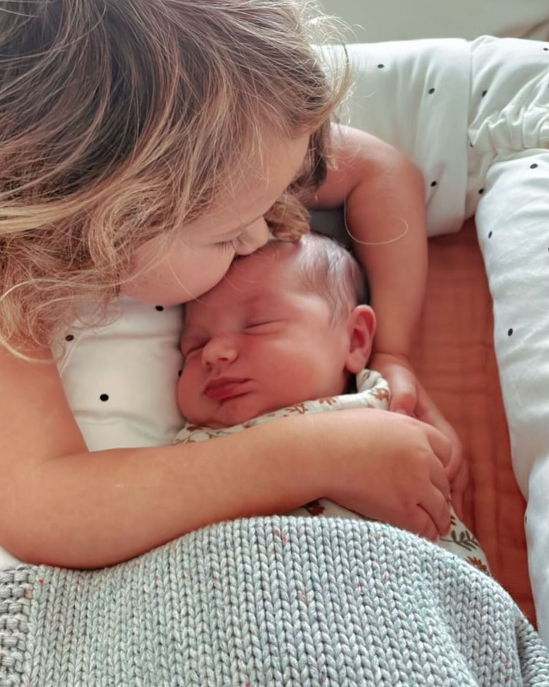 Звезда фильмов "Школьный мюзикл" показалась с новорожденной дочкой: трогательные фото