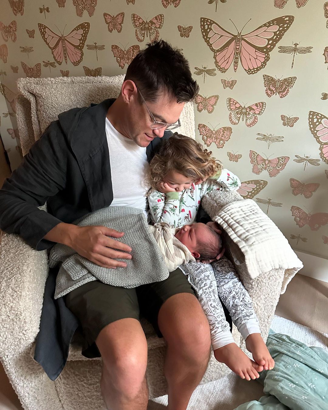 Звезда фильмов "Школьный мюзикл" показалась с новорожденной дочкой: трогательные фото