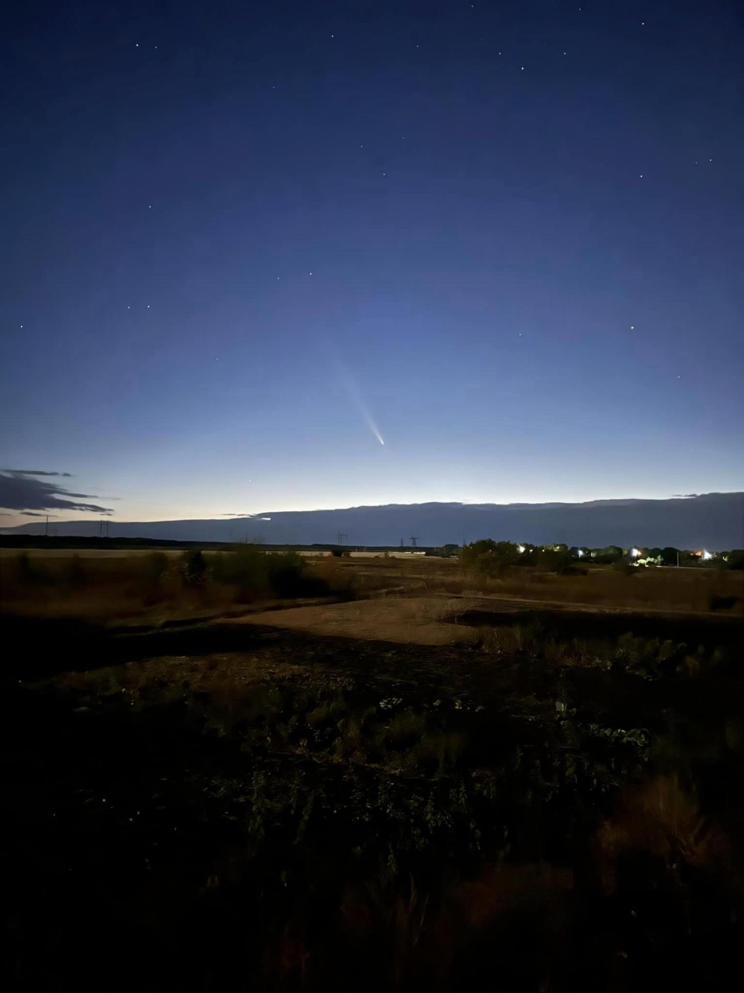 Над Украиной пронеслась очень редкая комета: невероятные фото