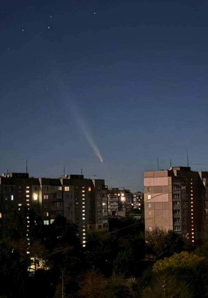 Над Украиной пронеслась очень редкая комета: невероятные фото
