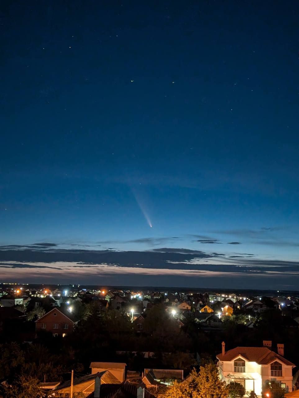 Над Украиной пронеслась очень редкая комета: невероятные фото