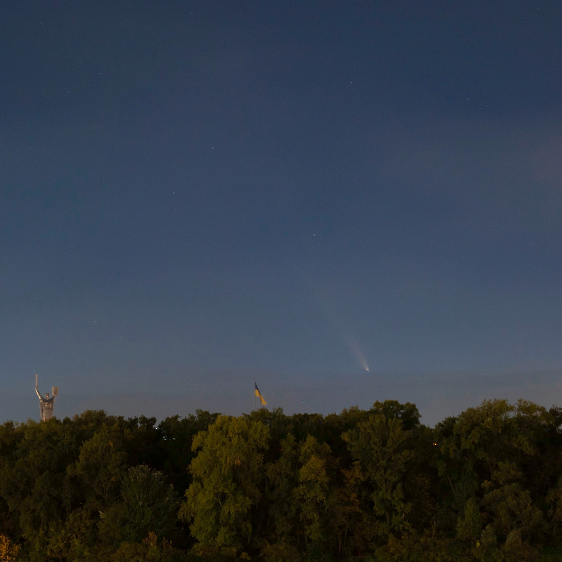 Над Украиной пронеслась очень редкая комета: невероятные фото