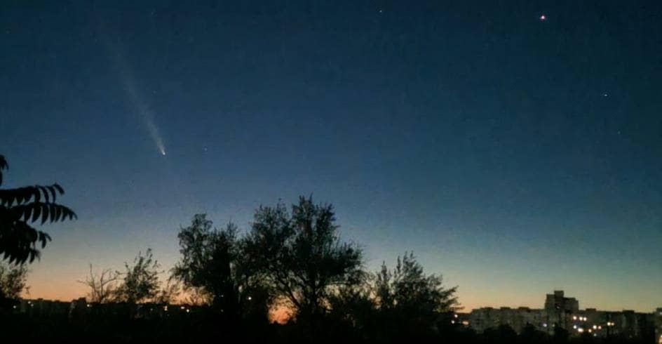 Над Украиной пронеслась очень редкая комета: невероятные фото