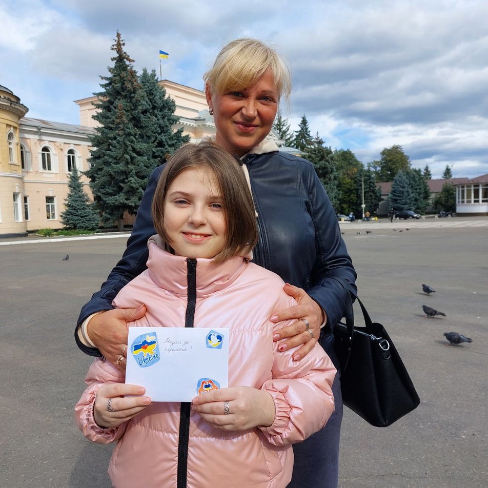 Хочет, чтобы папа вернулся из плена: украинка остригла длинные волосы, чтобы помочь ВСУ