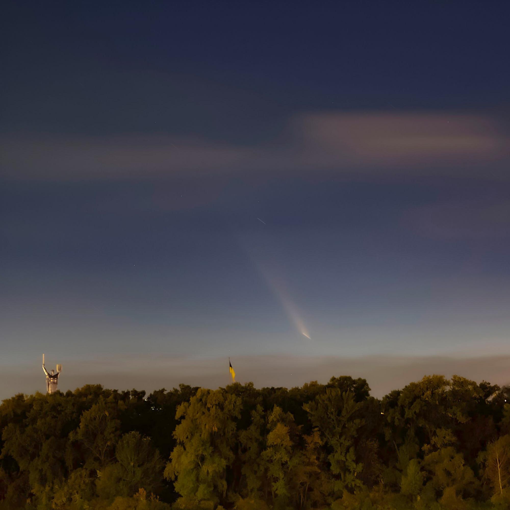Над Украиной пронеслась очень редкая комета: невероятные фото